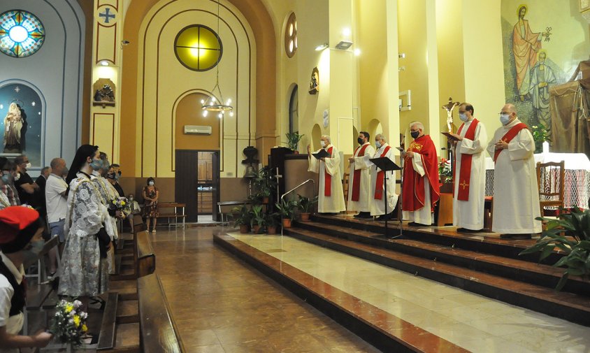 Un moment de la Missa Major en honor a Sant Pere, ahir al migdia, a l'església parroquial de Sant Pere