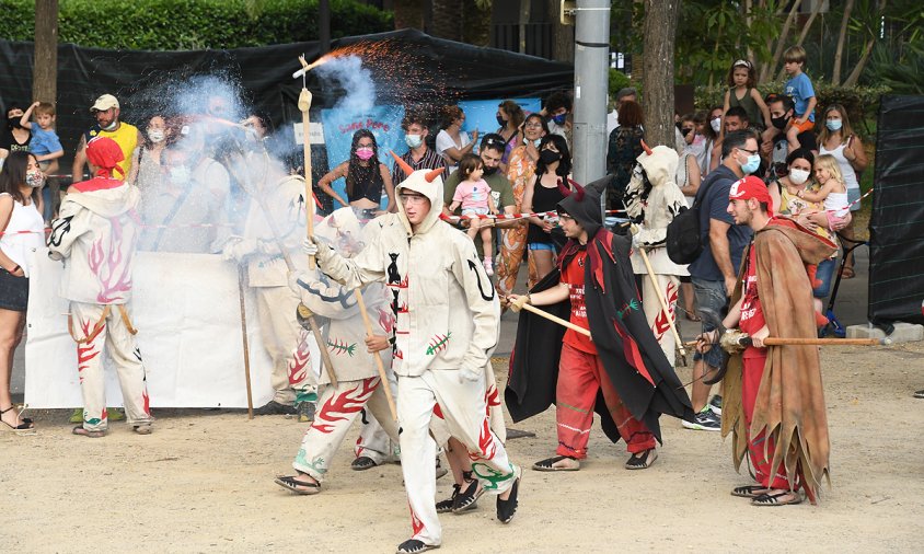 Els diables Cagarrieres, en un moment de l'encesa de carretilles al parc del Pescador, ahir a la tarda