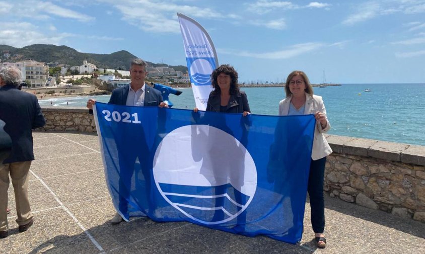 L'alcaldessa Camí Mendoza i el regidor de Medi Ambient van recollir les banderes blaves per a les platges cambrilenques de mans de la consellera d’Acció Climàtica, Alimentació i Agenda Rural, Teresa Jordà