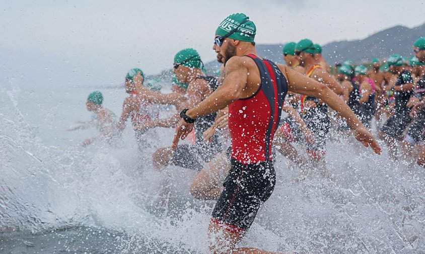 Imatge d'arxiu de la prova de natació al Triatló de l'Hospitalet de l'Infant