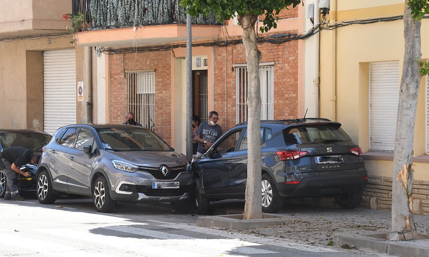 El cotxe ha quedat entaforat a la vorera i ha col·lisionat amb un vehicle estacionat