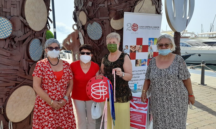 Pas del relleu solidari de la delegada de Vinyols i els Arcs a les representats de la delegació de Cambrils, ahir al matí al Port