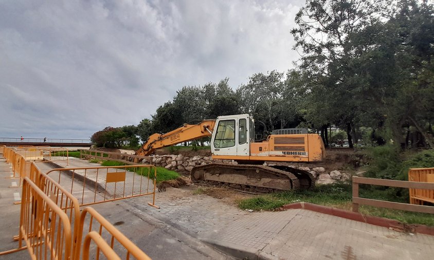 Des de fa uns dies s'han iniciat els treballs d'arranjament de la desembocadura del barranc de la Verge del Camí