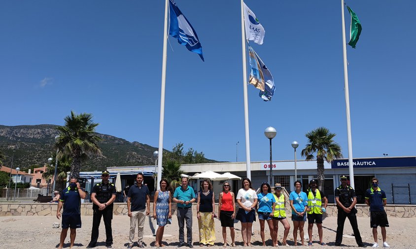 Els representants municipals en l'acte oficial d'hissada de la Bandera Blava, dissabte passat