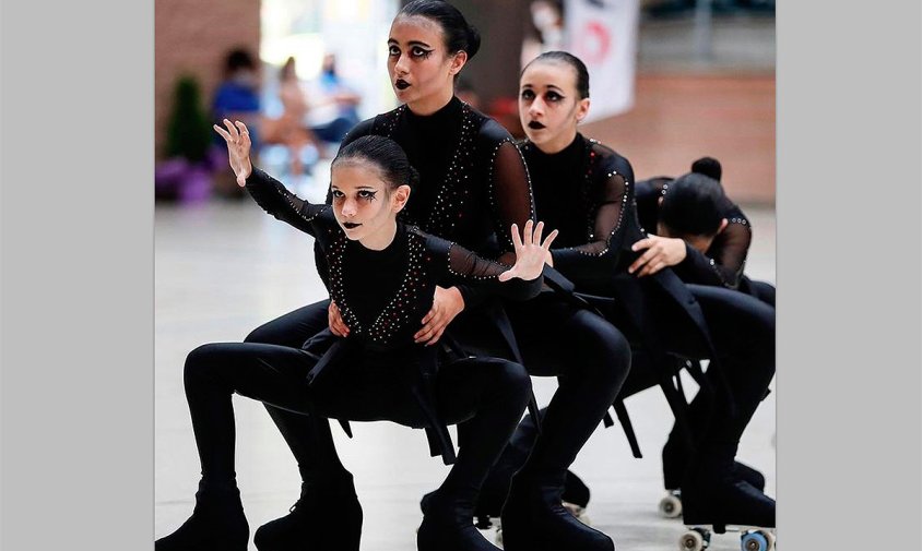 Un moment de l'actuació del grup "Taràntula" del Club Patí Cambrils que va competir al campionat