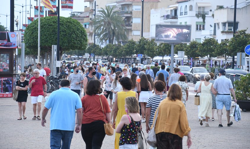 Imatge de gent passejant pel port, aquest mes de juliol