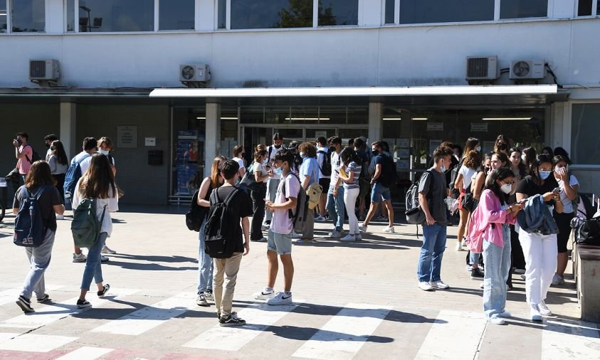 Imatge de la sortida dels alumnes a l'institut Cambrils després de realitzar un dels exàments de les PAU, el passat 8 de juny