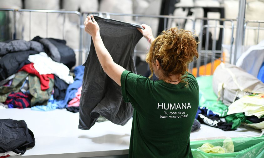 La planta de preparació per a la reutilització de la roba dipositada a Humana