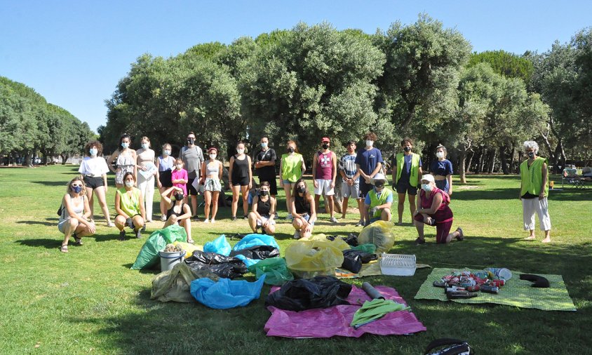 Foto de grup dels participants a la neteja de platges, ahir al matí, a la platja de la Llosa