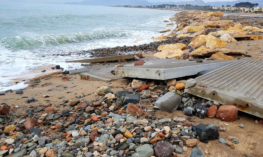 Aspecte de la platja de gossos, al costat de la desembocadura de la riera d'Alforja