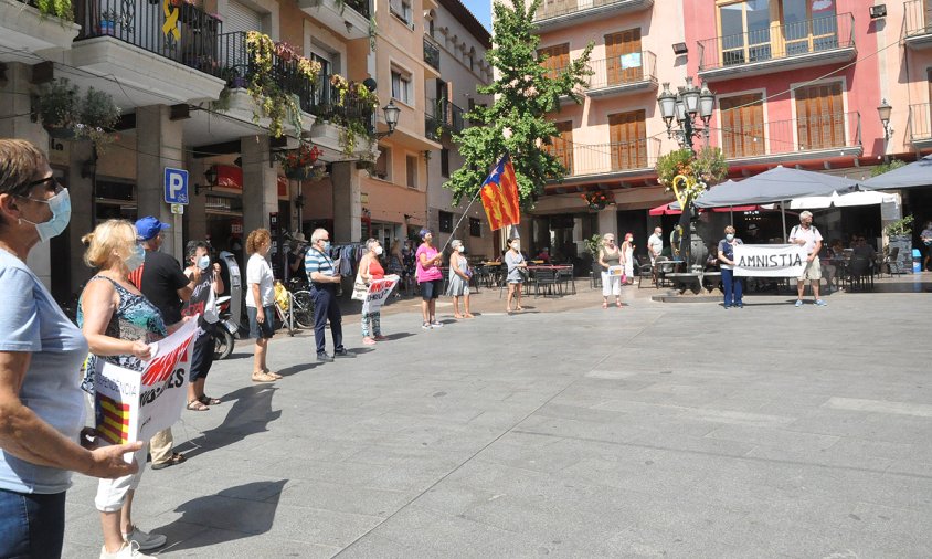 Concentració de les Àvies i Avis per la independència, ahir al matí, a la plaça de la Vila