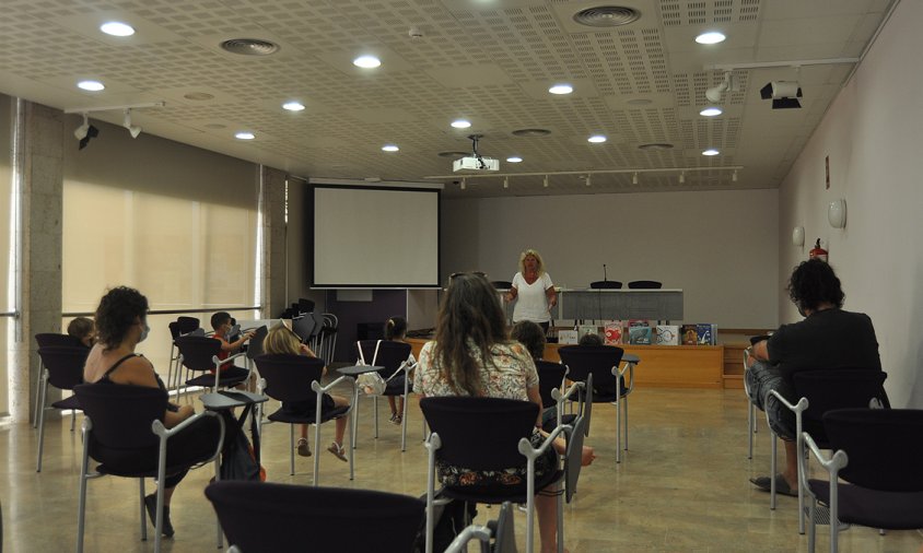 Un moment de l'"Hora del conte", ahir al Centre Cultural