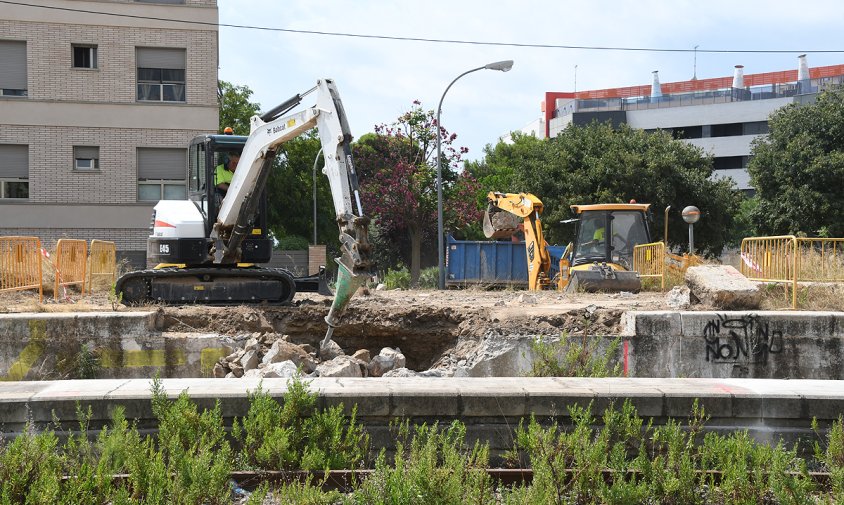 Imatge dels treballs, aquest matí matí, davant de l'antiga estació de tren