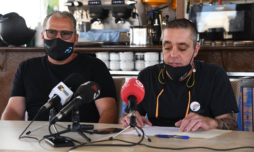Llorenç Blasco i Jordi Gavaldà, representants de l'Associació de Xiringuitos, a la compareixença de premsa d'ahir al matí