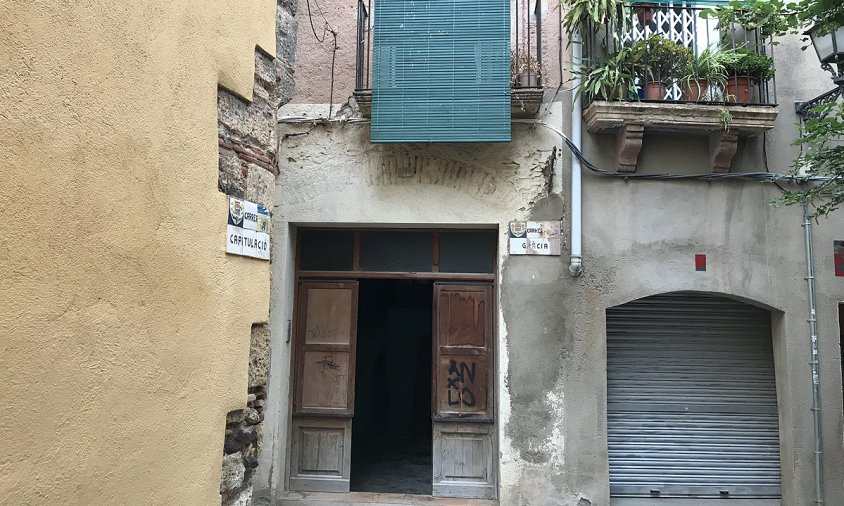 La casa ocupada es troba al carrer de Gràcia, darrera de l'antic Ajuntament