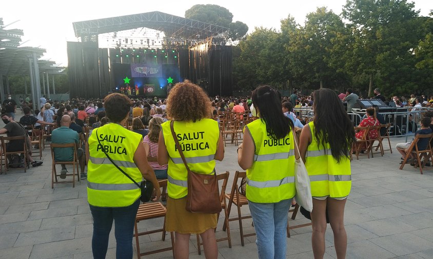 Equip d'informadors que van informar el públic assistent al concert de El Pot Petit, aquest passat dijous