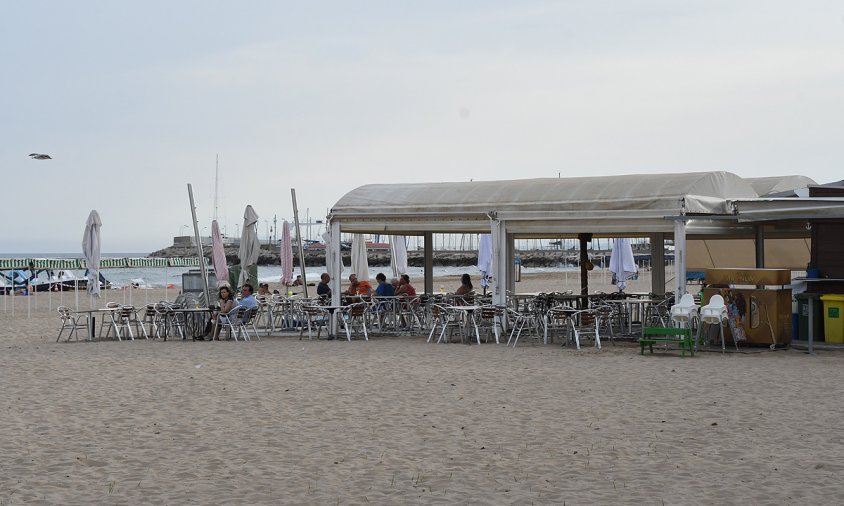 Imatge d'una de les guinguetes de platja instal·lada a la platja del Regueral