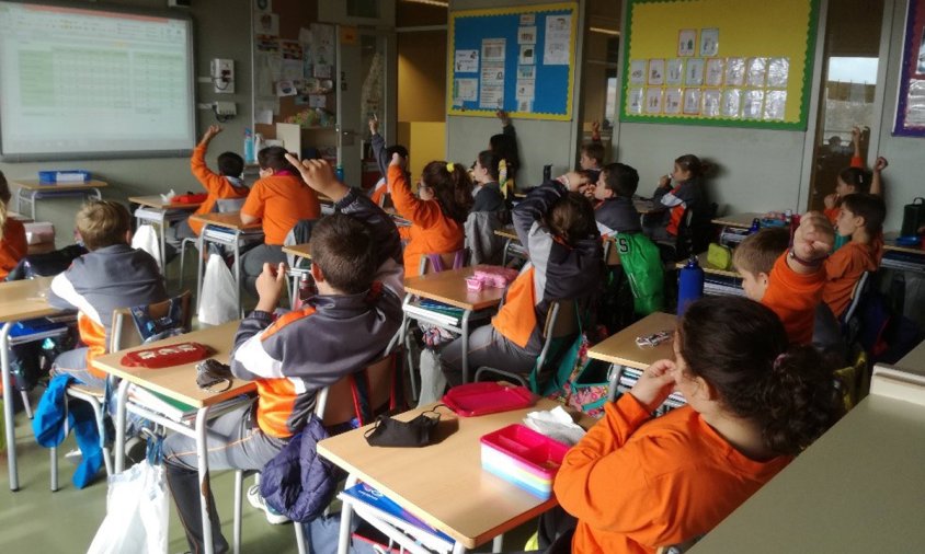 Alumnes de l'escola La Bòbila utilitzant embocalls d'esmorzar reutilitzables durant l'hora del pati