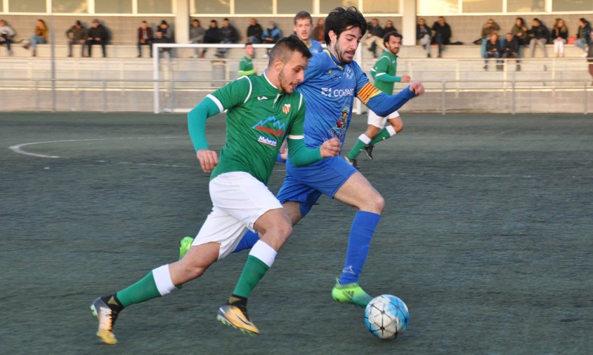 Joan Canaldas, autor ahir del primer gol cambrilenc, disputa la pilota a un jugador del Jesús Catalònia en el partit corresponent a la primera volta de la competició