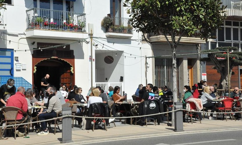 Imatge d'arxiu de gent a una terrassa del Port