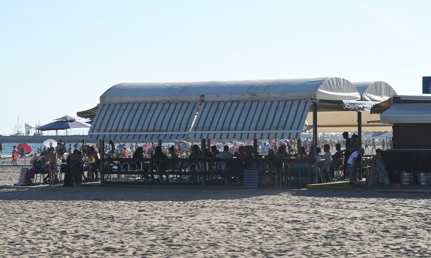 Imatge d'un xiringuito a la platja del Regueral