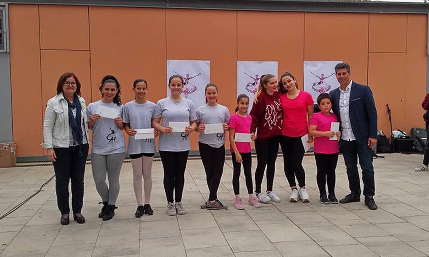 L'alcaldessa i el regidor de Cultura van lliurar les vuit beques, aquest passat divendres, en el decurs del Festival de Dansa al parc del Pinaret