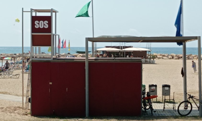 Una de les cadires de vigilància elevades que s'han col·locat aquesta temporada a les platges