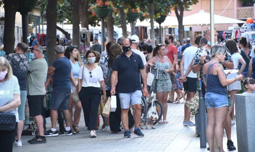 Imatge de gent passejant pel port, aquest mes d'agost