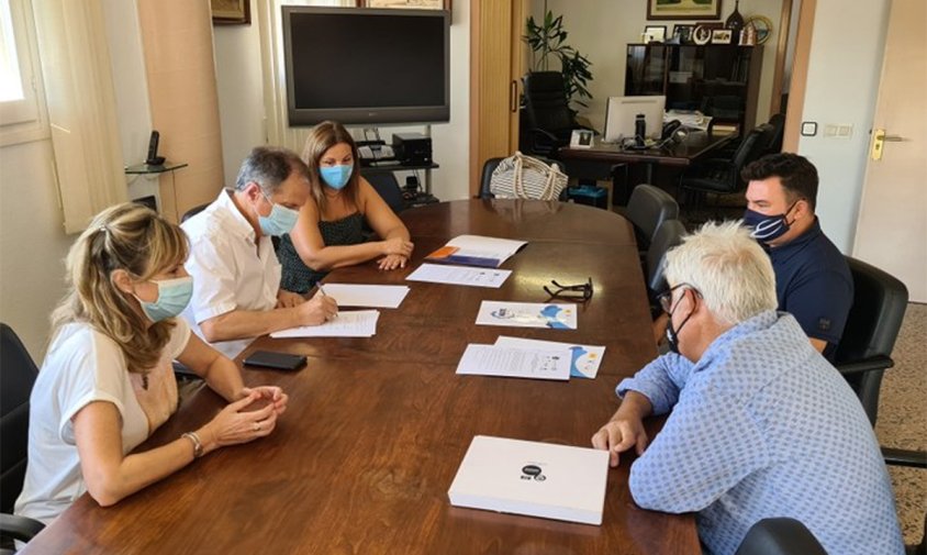 L'alcalde Alfons Garcia, en representació de l'Ajuntament, ha signat el conveni amb l'Estació Nàutica Costa Daurada