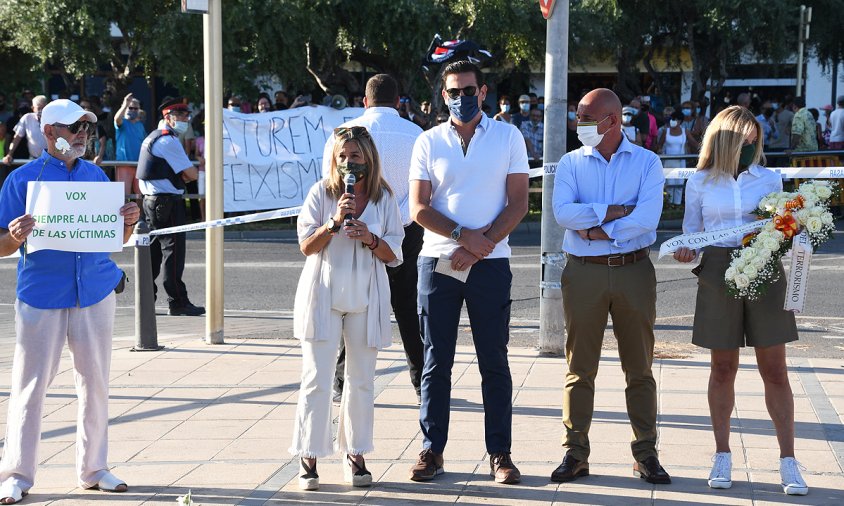 Un moment de l'homenatge de Vox al memorial, ahir al vespre, amb els manifestants antifeixistes al fons