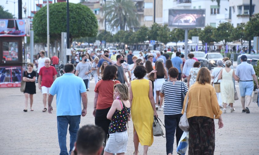 Imatge de gent passejant per la façana marítima, el passat mes de juliol