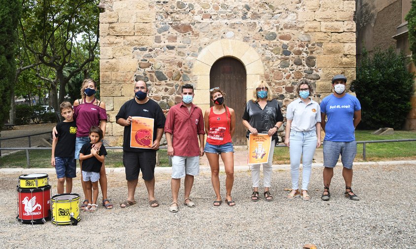 La regidora de Cultura, Cinta Ballesté, amb els representants de les entitats festives, ahir, a la presentació de la Festa Major de la Mare de Déu del Camí