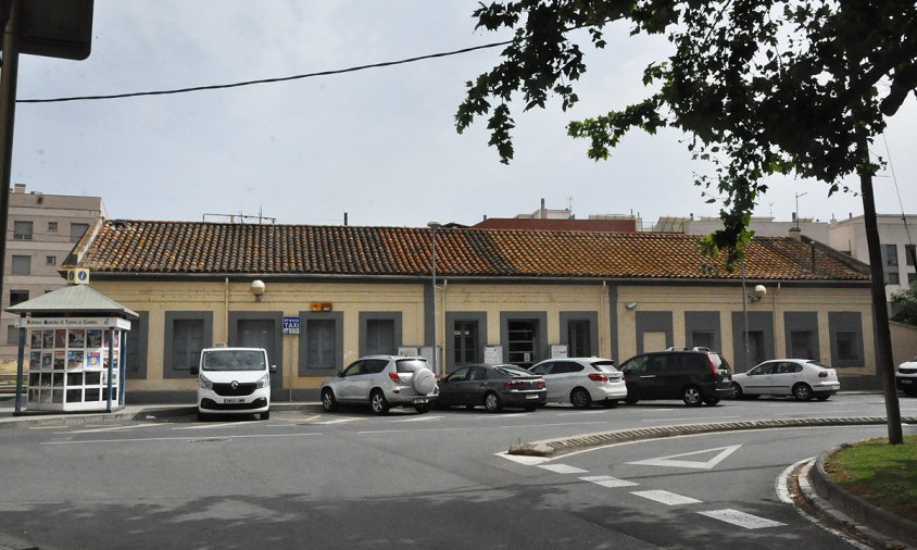 Aspecte de l'antiga estació de tren des de l'avinguda de Josep Vidal i Barraquer