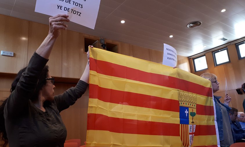 Gent del públic va mostrar banderes de l'Aragó en el ple del passat divendres