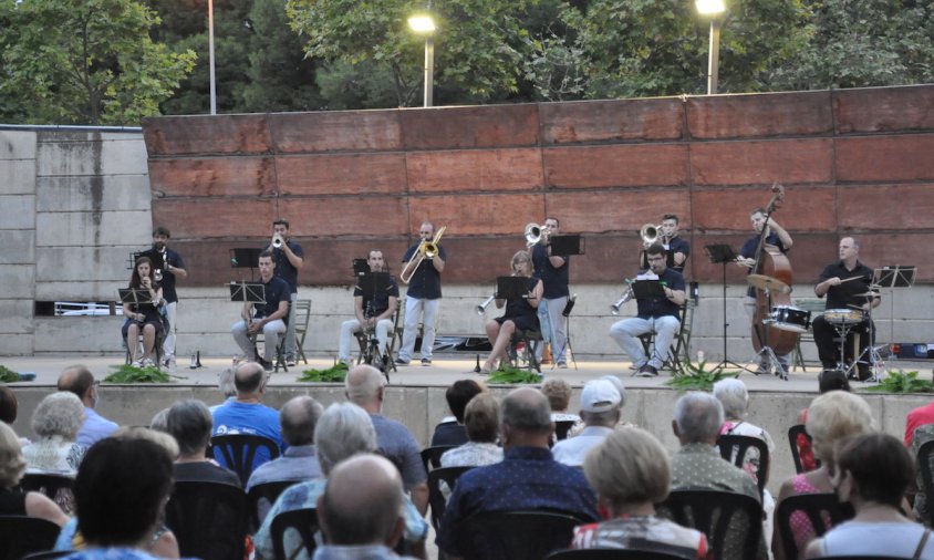 Un moment del concert de sardanes, ahir al vespre, al parc del Pescador