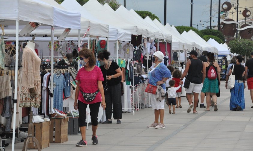 Imatge de les diferents parades de la Fira Rebaixes muntades al Port, ahir al matí