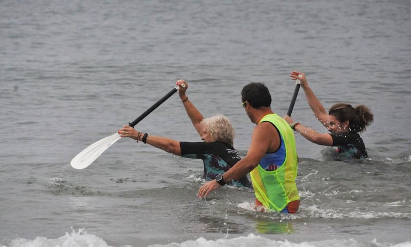 Un moment de la sessió d'entrenaments del circuit de marxa aquàtica, ahir al matí, a la platja del Regueral