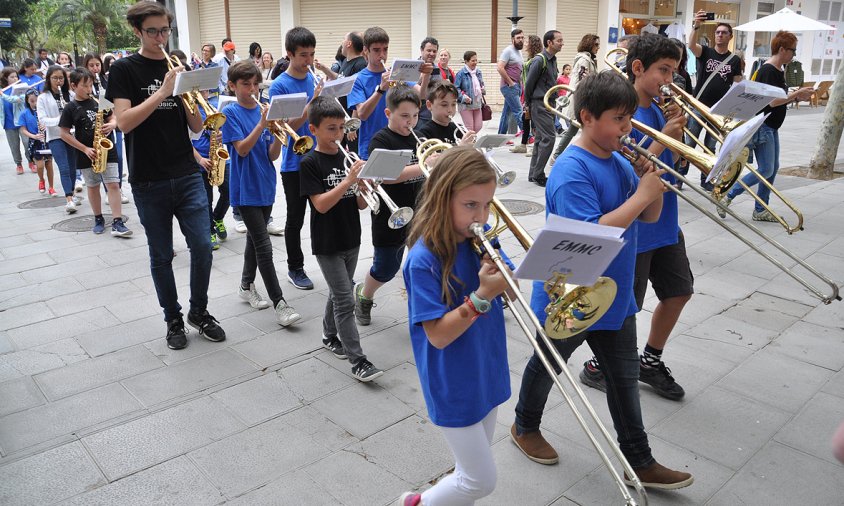 Els alumnes de les dues escoles de música van fer una cercavila pels carrers propers al parc del Pescador