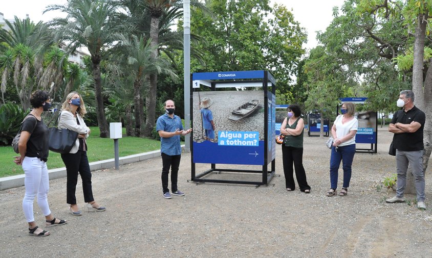 Un moment de la inauguració de l'exposició, ahir al matí, al parc del Pescador