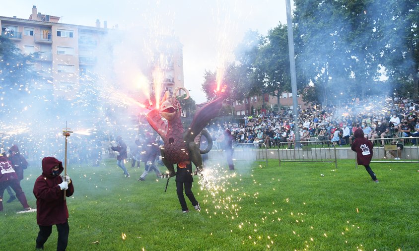 La Farnaqueta fent les seves evolucions a la plaça del Setge, ahir, en la No Nit del Foc