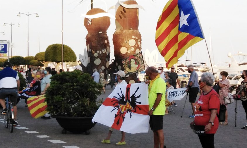 Imatge de la concentració d'ahir al port, de les Àvies i Avis