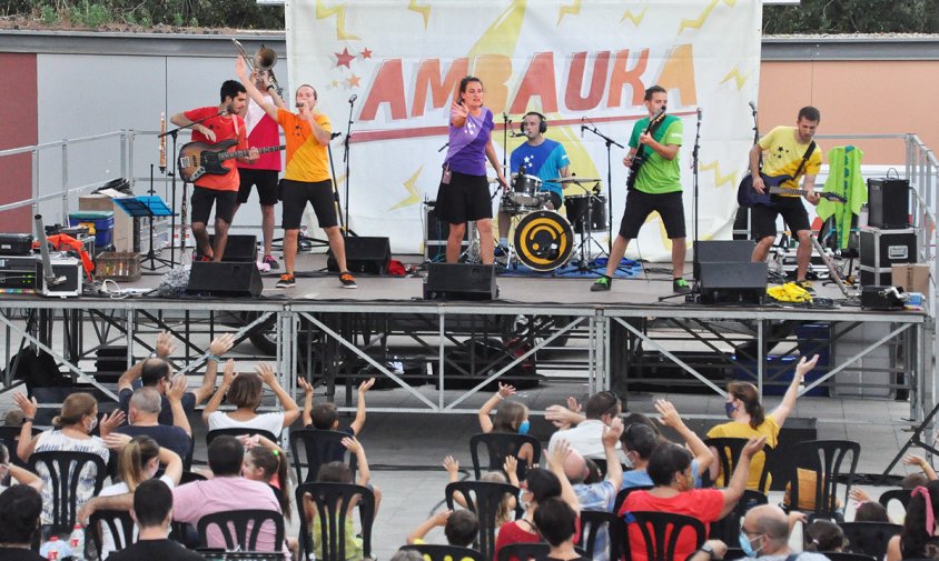 Un moment del concert del grup Ambauka, ahir a la tarda, al parc del Pinaret