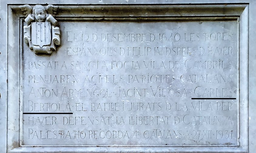 Placa recordatòria dels fets del Setge de Cambrils de 1640, realitzada per l’escultor Rafel Solanic i col·locada al costat del portal del carrer Major
