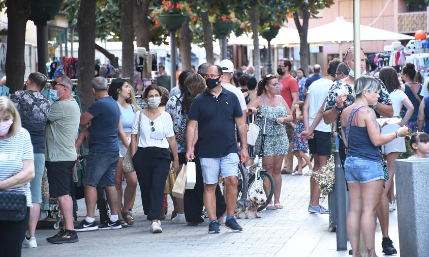 Imatge d'ambient de gent passejant pel Port, aquest passat mes d'agost