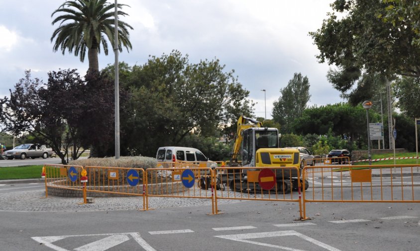 Tanques i senyalització situades a la rotonda del costat del recinte de l'Ermita de la Mare de Déu del Camí