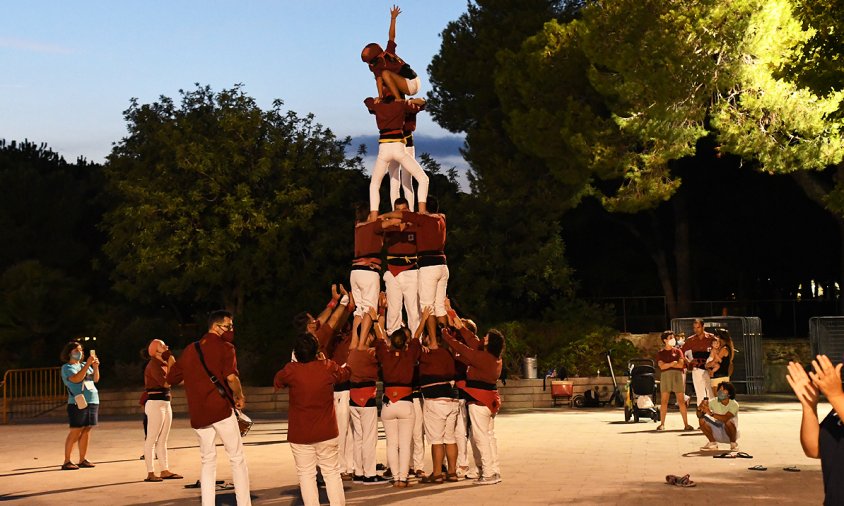 Els Xiquets de Cambrils fent una estructura en el marc de la mostra d'entitats festives de la Festa Major de la Mare de Déu del Camí del 2021