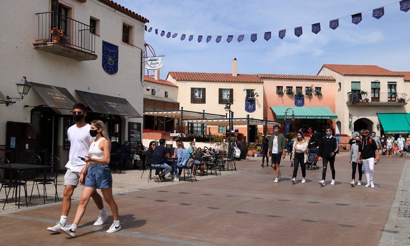 Imatge de gent passejant pel parc d'atraccions en la seva obertura, el passat 15 de maig