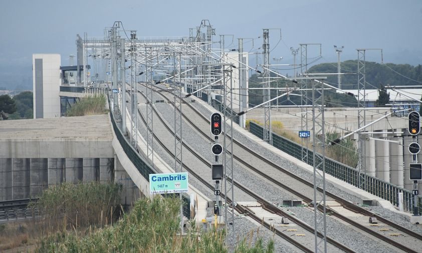 Viaducte de la línia fèrria del Corredor del Mediterrani per sobre la riera d'Alforja al seu pas per Cambrils