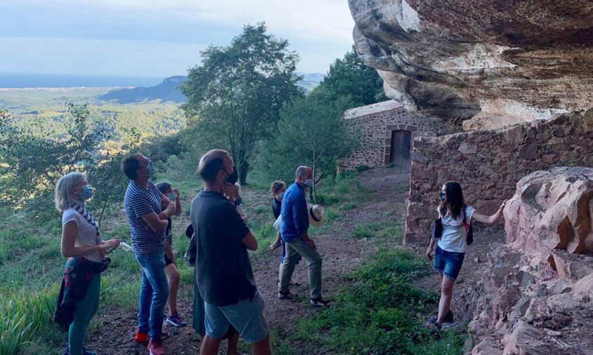 Imatge d'una de les visites guiades l'entorn del Castell Monestir d'Escornalbou