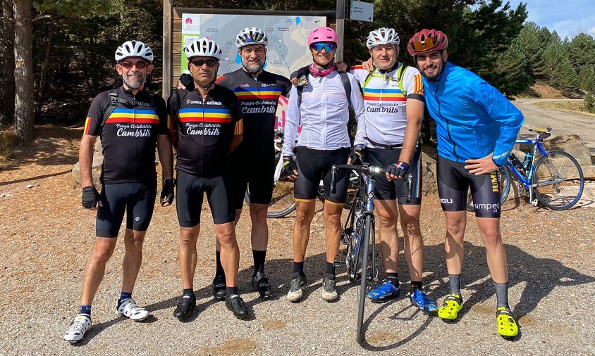 Foto de grup dels integrants de la Penya Cicloturista Cambrils que va participar a la sortida